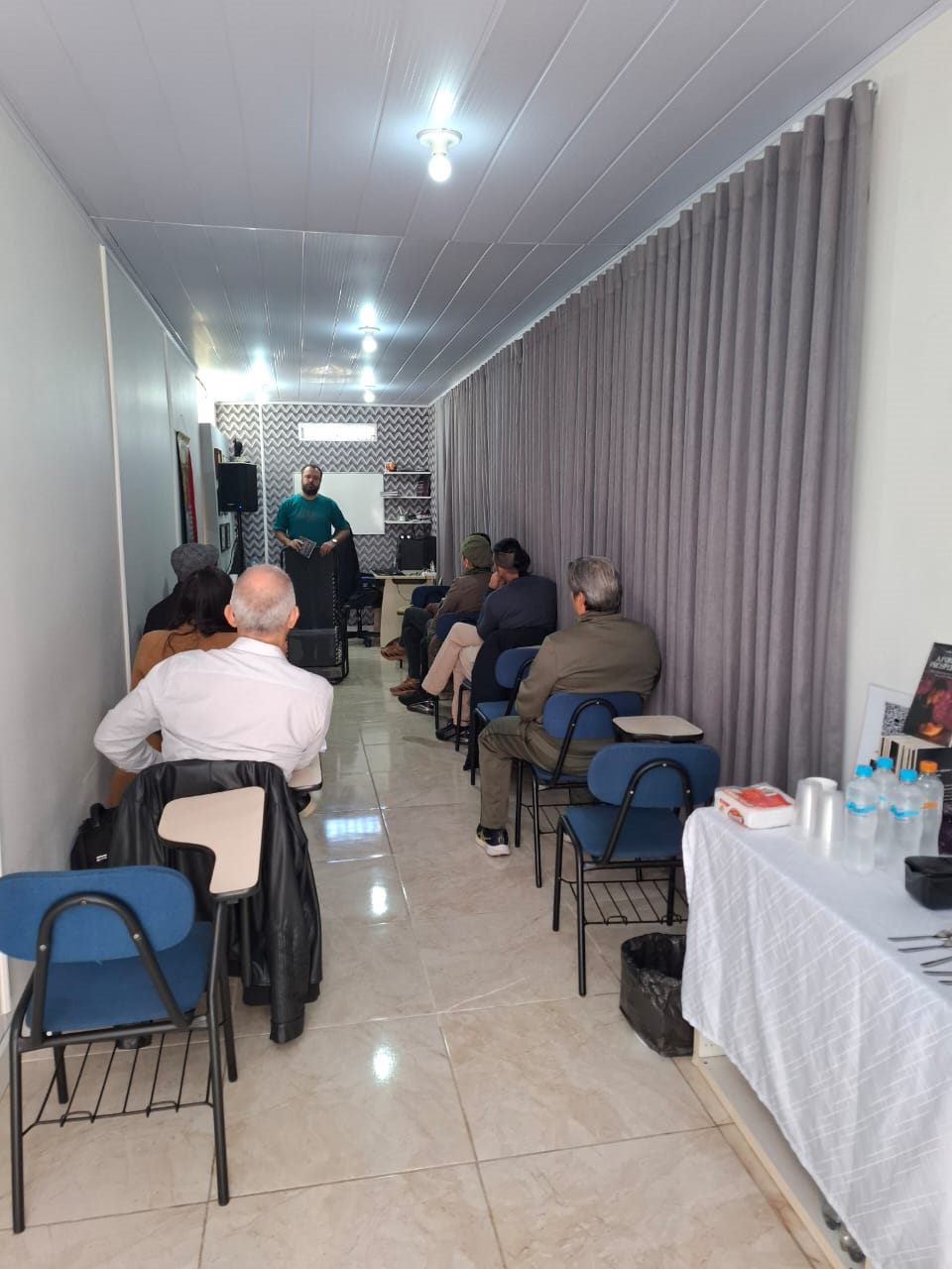Aula presencial da Mind Recall em andamento, com Israel Costa à frente da turma