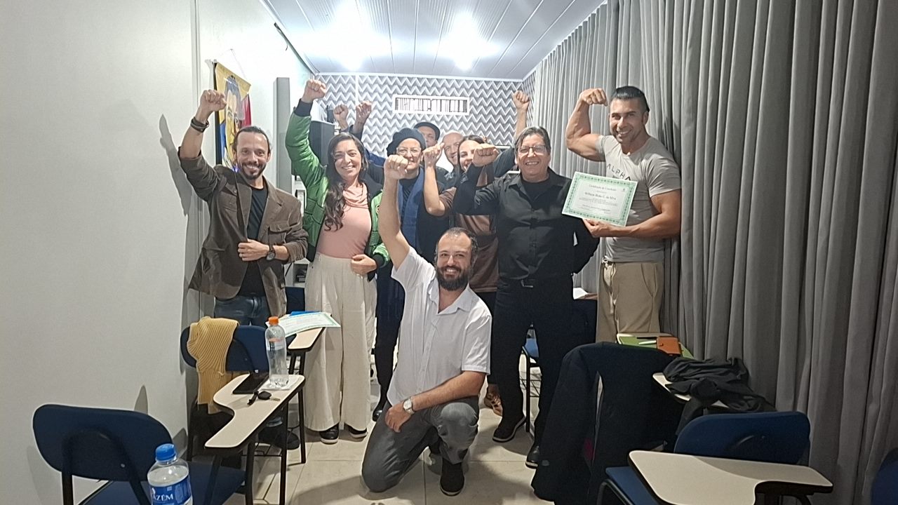 Alunos da turma 003 de Florianópolis comemorando com o certificado de conclusão
